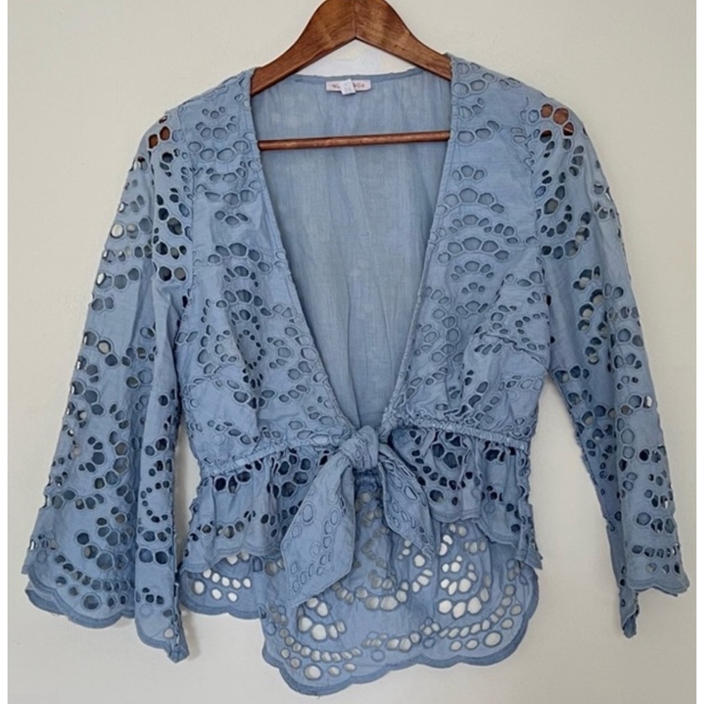 Winston White eyelet crop top, tie front, flared sleeve blouse. Size small.